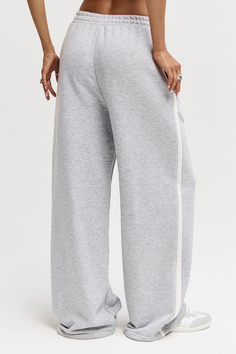 Широкие джоггеры без начеса с лампасом цвета серый меланж