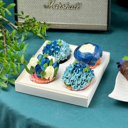 Набор капкейков с цветами из творожного крема в зимней палитре