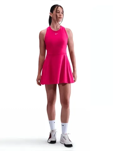 Спортивная девушка в новинках от бренда Nike воплощает идею