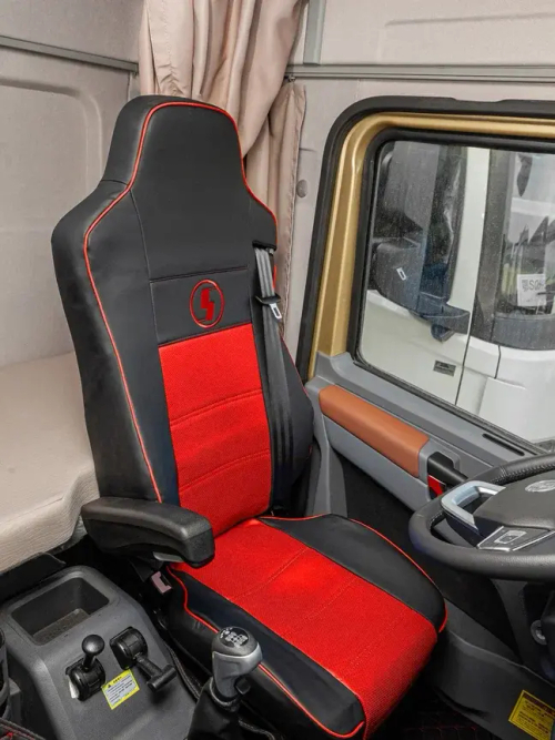 Чехлы Shacman X3000 рестайлинг 3D (экокожа, черный цвет, красная экокожа посередине, кант)