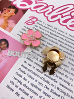 Накладка на пуговицу золотистая с ярко розовой эмалью в форме цветка с жемчугом (клипса)