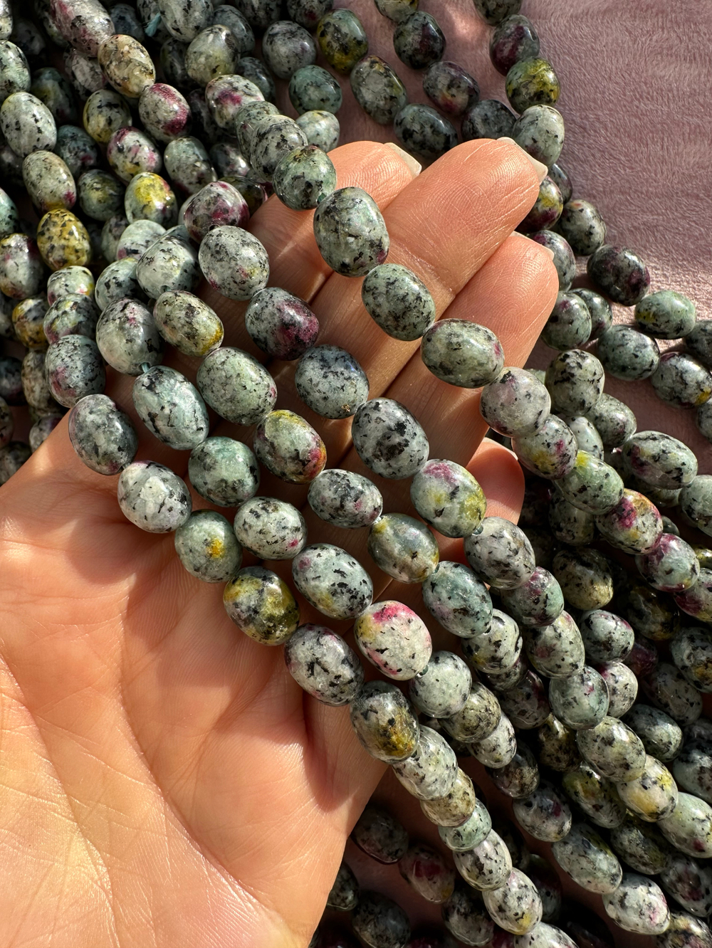 Нить бусин из тонированной яшмы 8-8,5мм (галтовка)