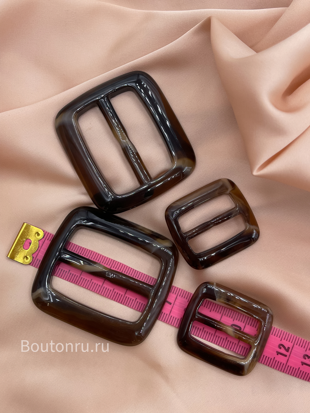 Пряжка мягкий квадрат коричневая с карамельными прожилками