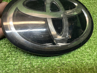 Эмблема решетки радиатора Toyota Camry xv70 20-24