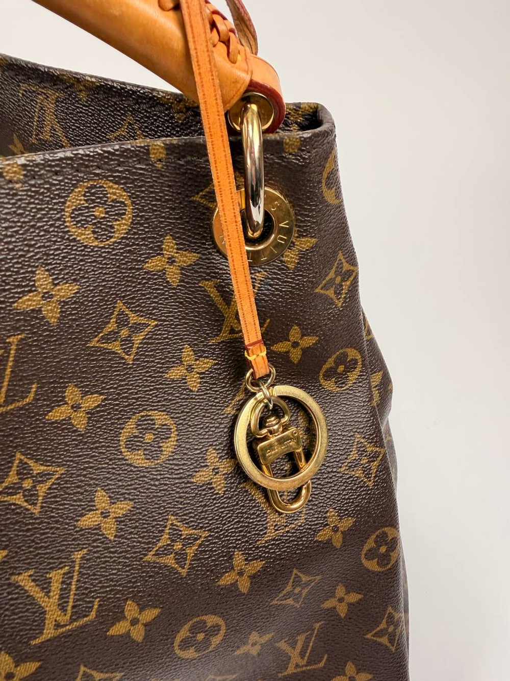 Сумка Louis Vuitton Artsy MM
