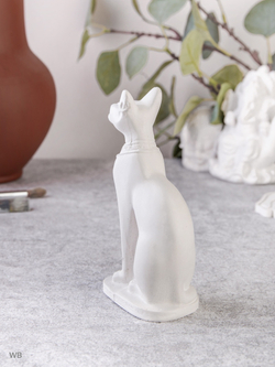 Египетская кошка Бастет и подсвечник лотос на подносе