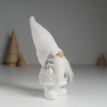 Фигурка полистоун Дед Мороз в белом вязанном колпаке