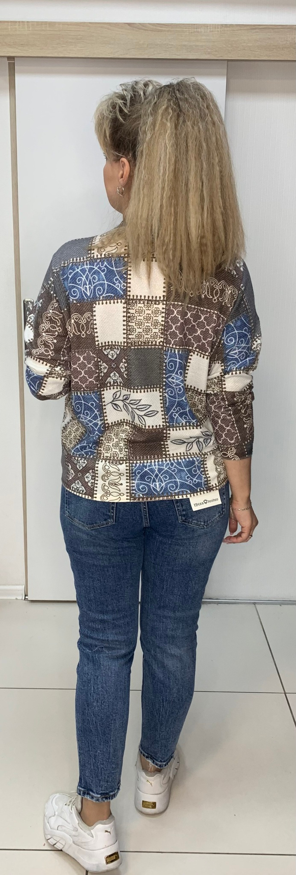 Джемпер с легким блеском и красивым принтом