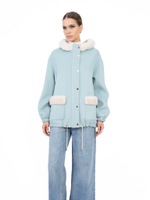 Женская голубая куртка-бомбер с белым меховым капюшоном