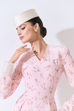 Платье из шелка с авторским принтом и кружевными элементами