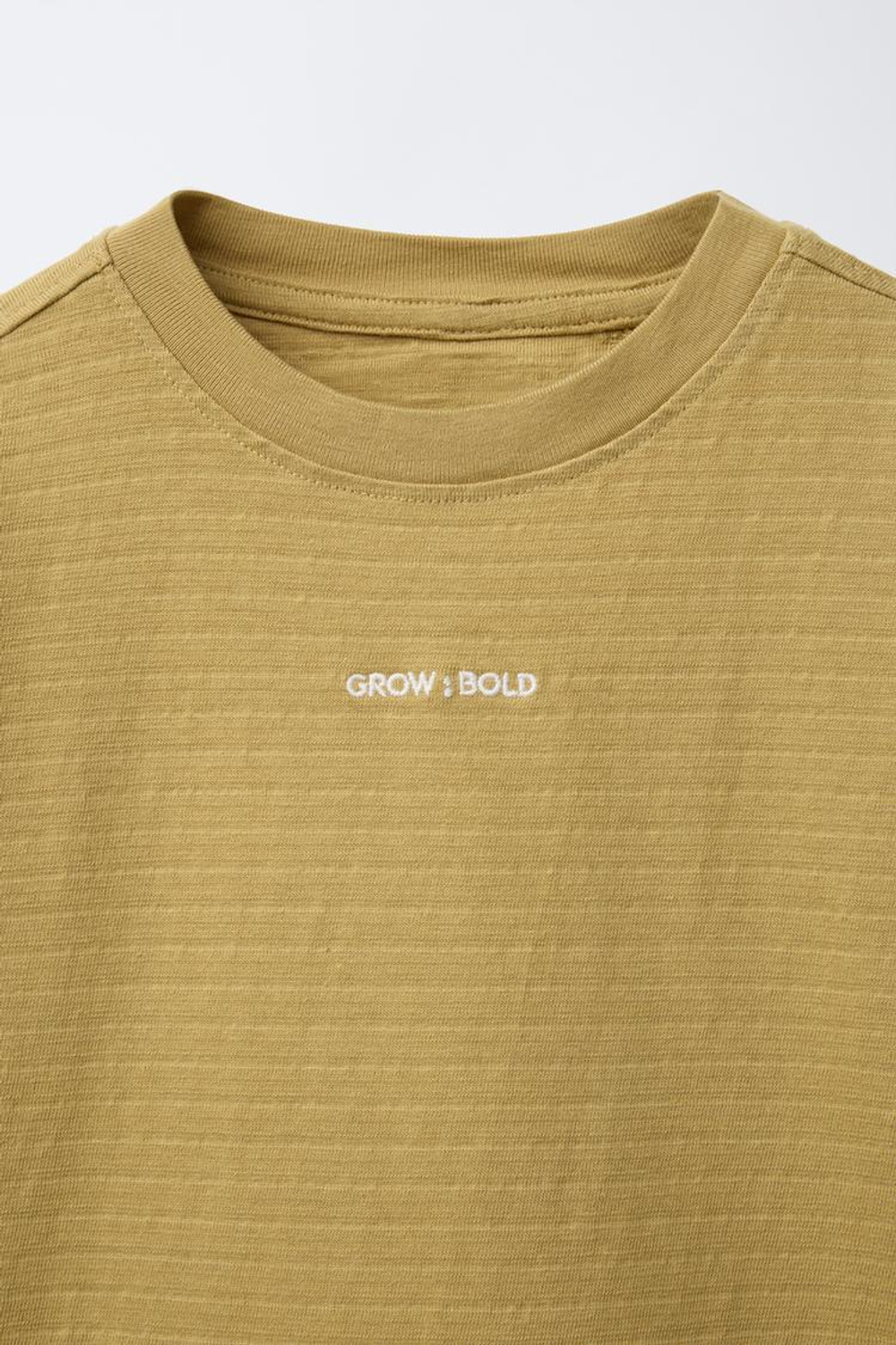 ZARA ФУТБОЛКА ИЗ РЕЛЬЕФНОЙ ТКАНИ С ВЫШИТОЙ НАДПИСЬЮ, ЦВЕТ ОЛИВКОВОГО МАСЛА