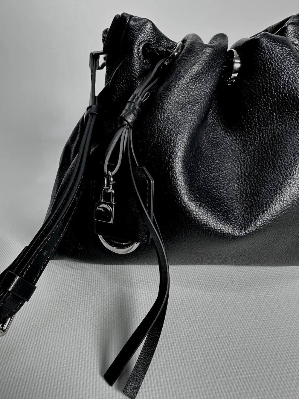 Женская сумка-кисет черного цвета