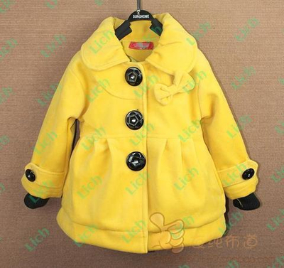 Пальто детское с большими пуговицами и бантами