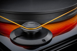 Виниловый проигрыватель MOFI ELECTRONICS Fender PrecisionDeck с картриджем MasterTracker Black