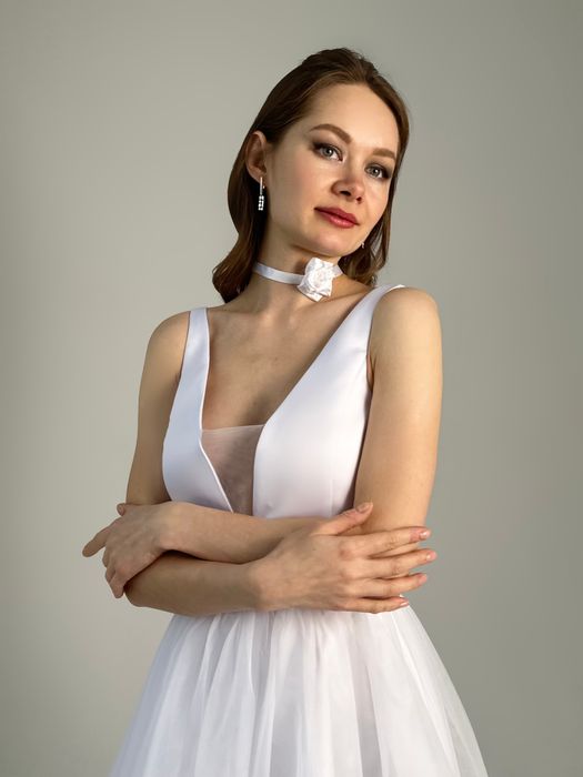 Свадебное нарядное платье с глубоким V-образным вырезом мини (белый)