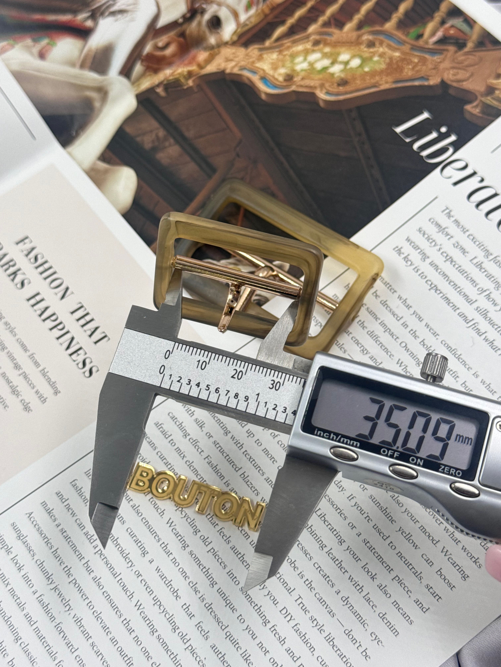 Пряжка матовая светло-коричневая с металлическим золотистым язычком