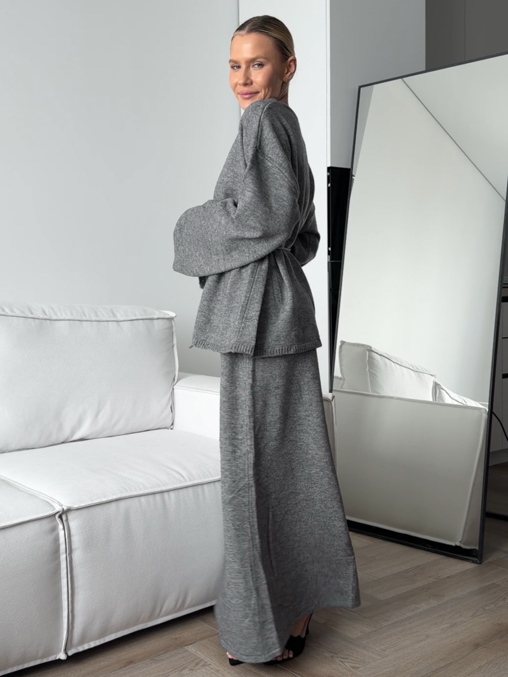 Комплект вязаный, свитер с завязкой и юбка