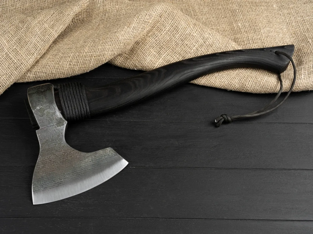 Большой кованый топор, рукоять черный мореный ясень