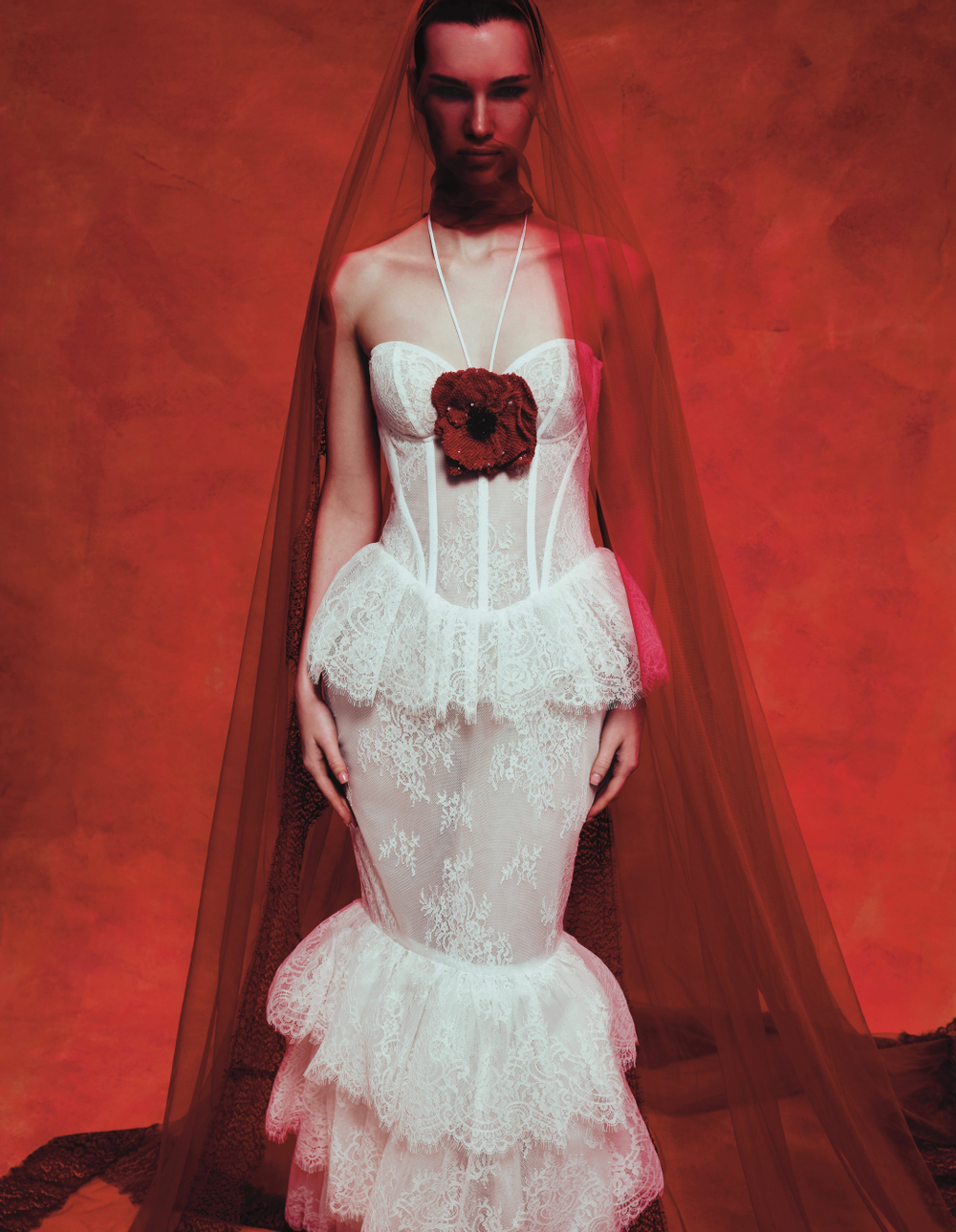 Платье макси из кружева с цветком из шифона