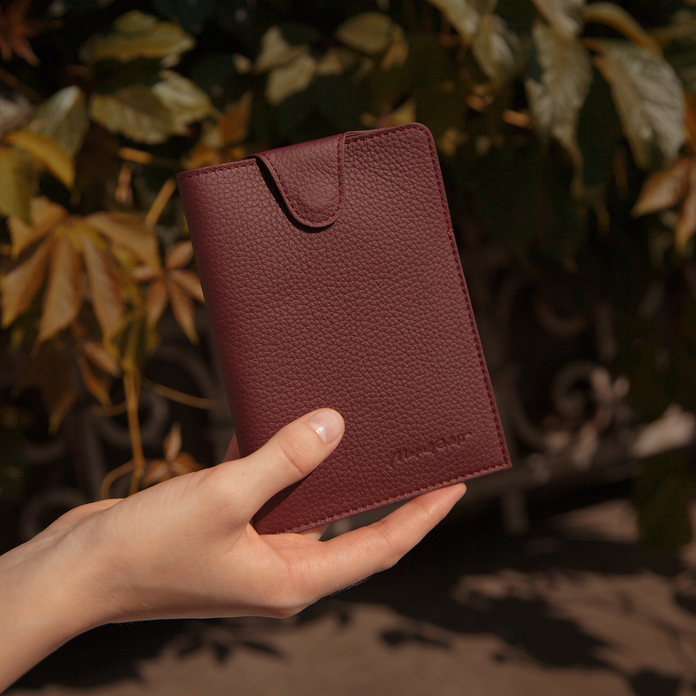 Обложка-кармашек для паспорта London из кожи теленка, бордового  цвета