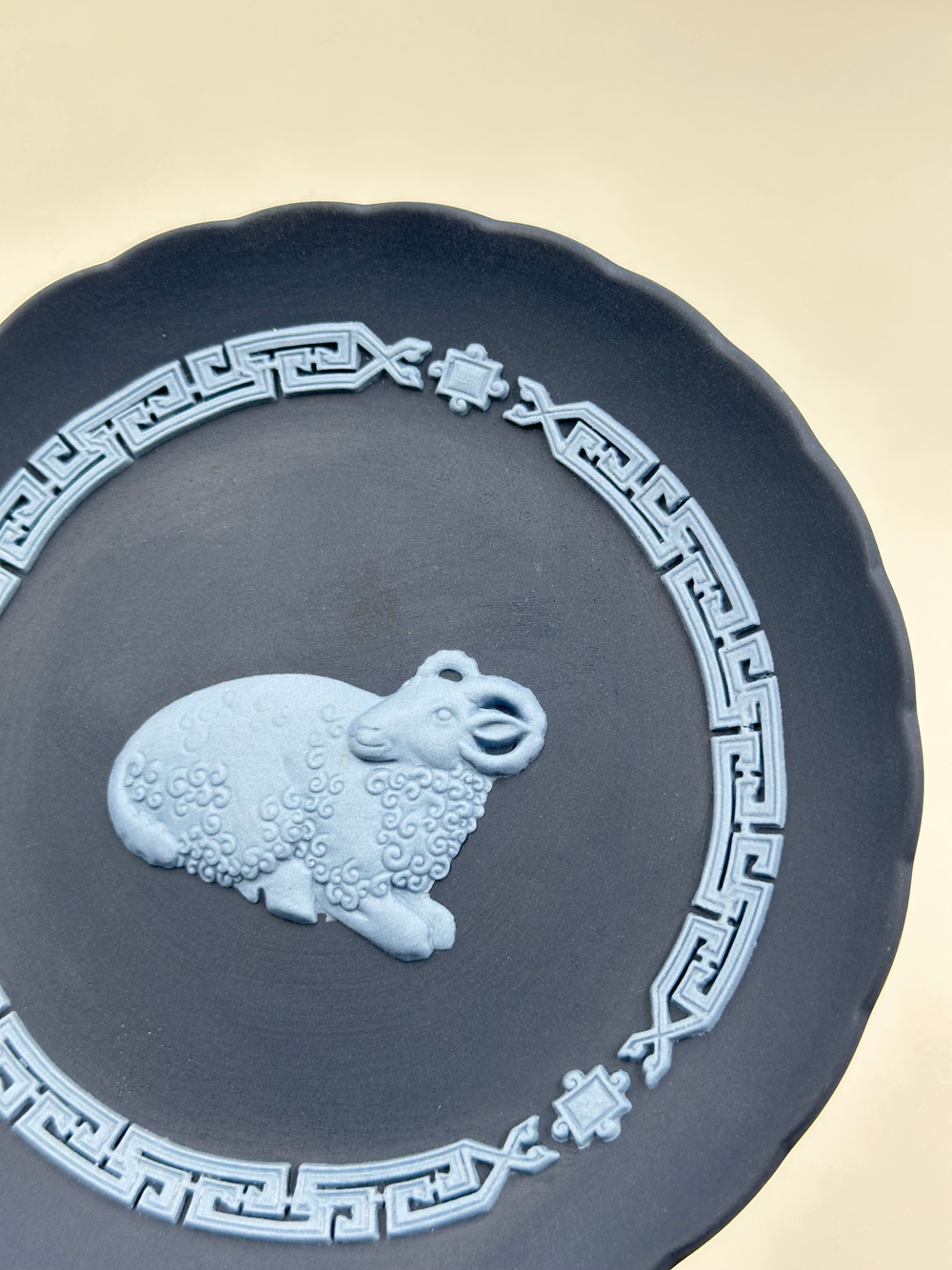 Тарелка декоративная Wedgwood «Год Овцы» тёмно-синяя