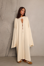 Джемпер-платье с вырезом на груди