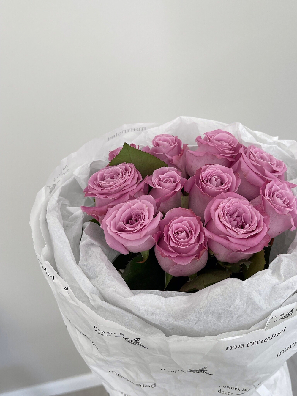 Букет 11 фиолетовых роз в оформлении
