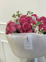 Букет из ярких кустовых пионовидных роз и маттиолы