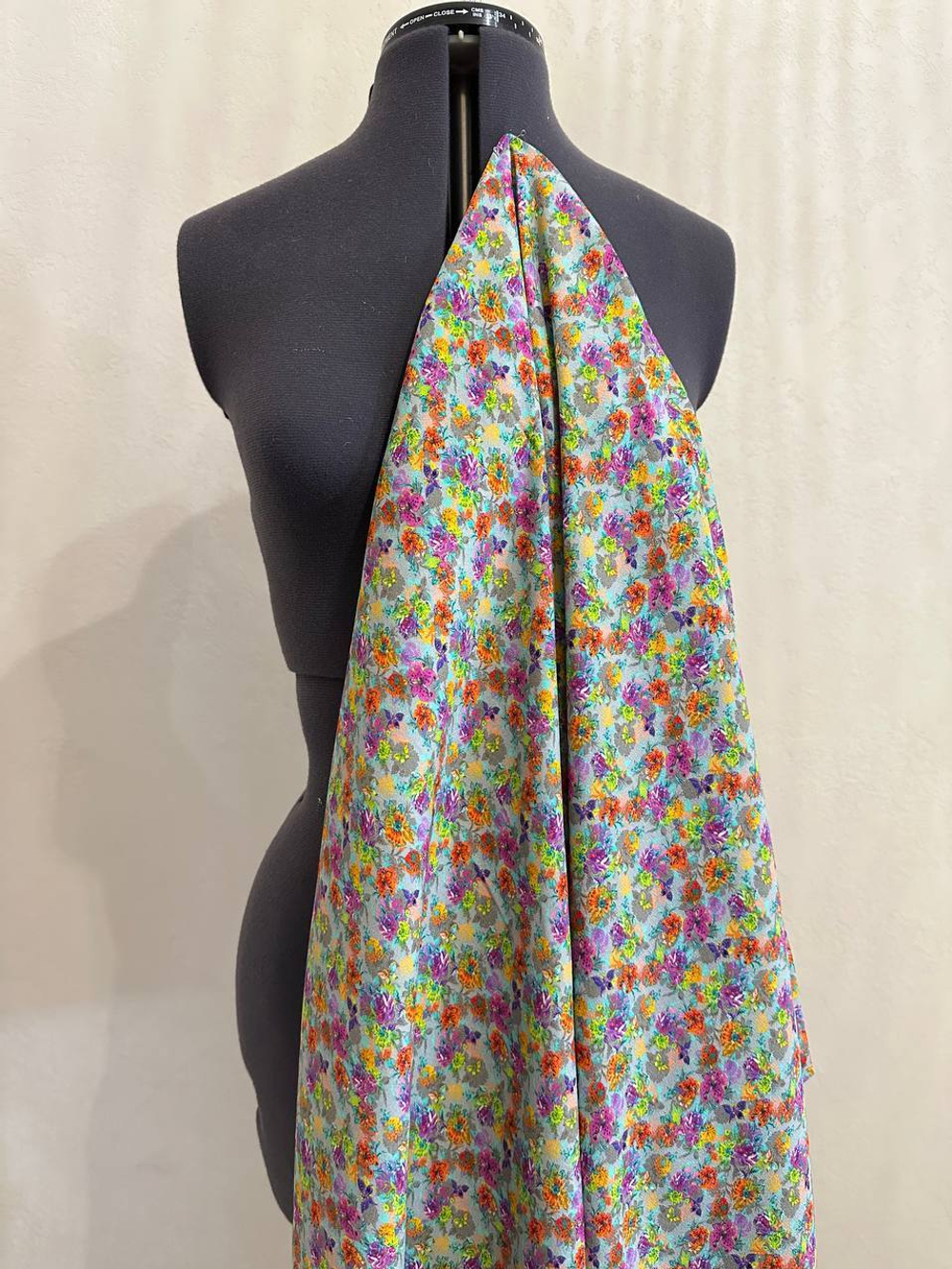 Плательно-блузочная креповая вискоза (100%вискоза, Жемчужный серый фон/цветочный калейдоскоп, 146, 140 гр/м2)