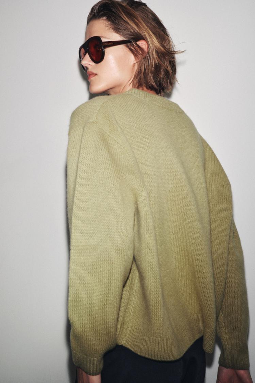 ZARA БАЗОВЫЙ ТРИКОТАЖНЫЙ ДЖЕМПЕР ИЗ 100% ШЕРСТИ С V-ОБРАЗНЫМ ВЫРЕЗОМ, СВЕТЛО-ОЛИВКОВЫЙ