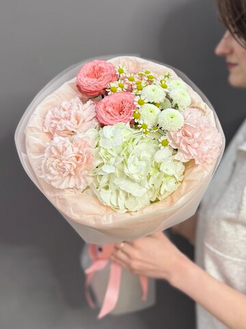 Авторский букет с гортензией в розовой гамме