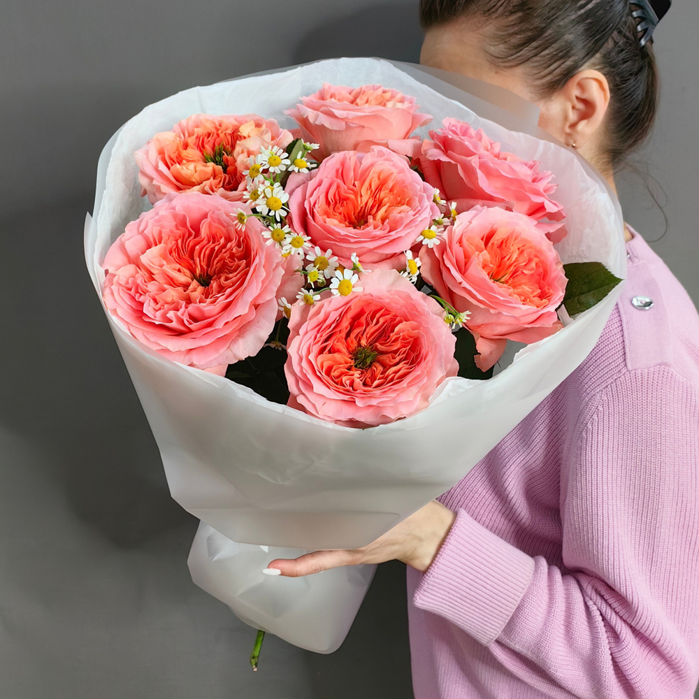 Букет из 7 роз сорта "Мандарин" с ромашками