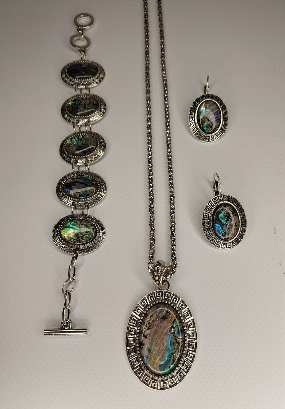 Комплект бижутерии. Подвеска, серьги, браслет с перламутровыми вставками "Перламутр" Форма "Овал"