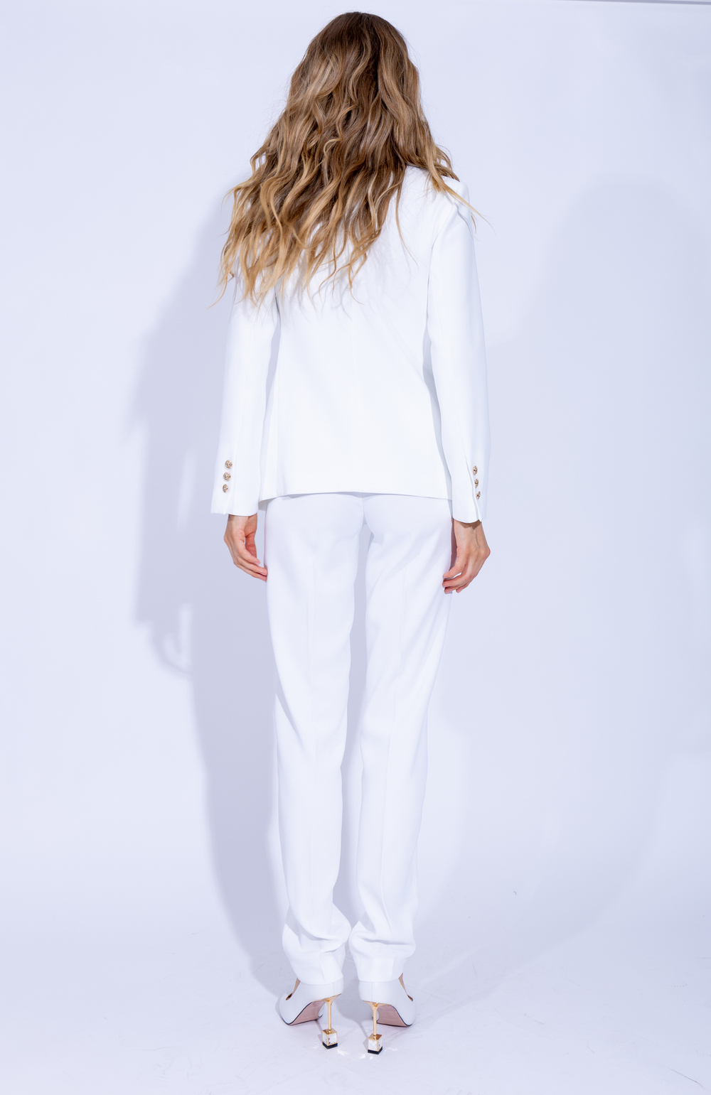 Женский белый костюм двойка с брюками и приталенным жакетом