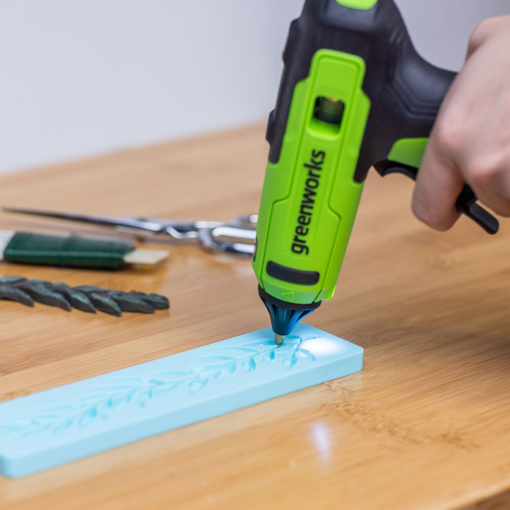 Пистолет клеевой акк. Greenworks G24GLG, 24V, 150°С, нагрев 90 сек, стержни 11 мм, антикапля,1х2Ач,ЗУ,кор (3502207CUA)