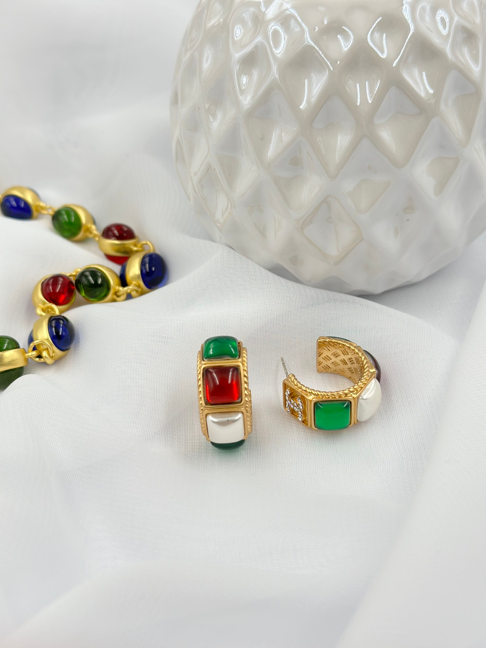 Серьги широкие небольшие кольца с зел.крас.вставками из ювел.смолы и жемчуга, оттенок золото