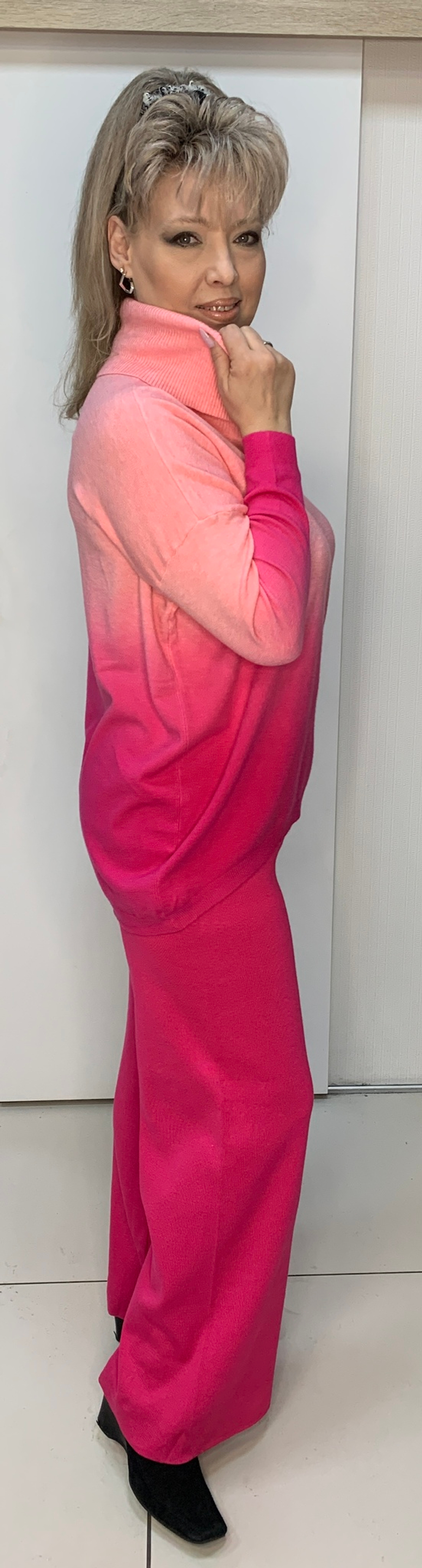 Тонкий свитер с переходом цвета в пудрово-розовом цвете