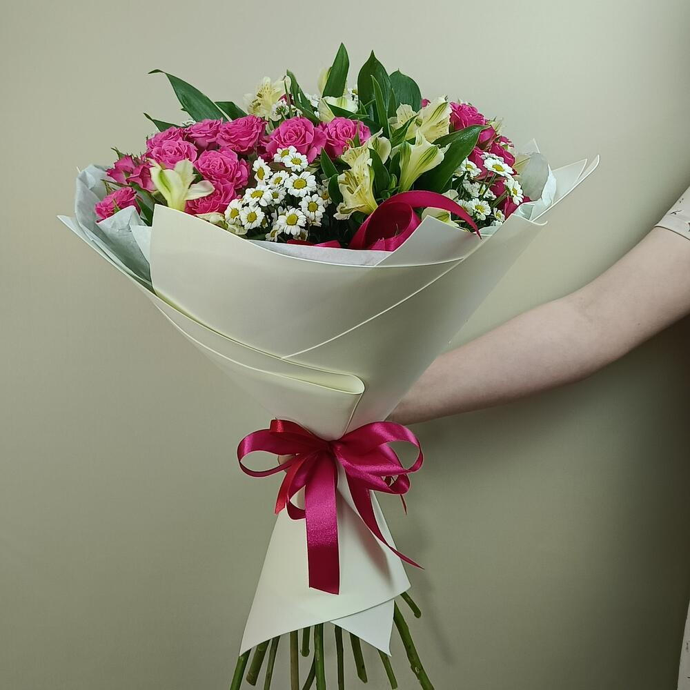 Букет с яркими розовыми кустовыми розами, альстромериями и ромашками Сантини в упаковке