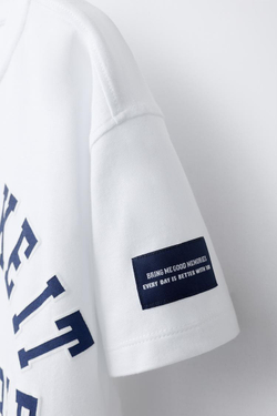 ZARA ФУТБОЛКА В СТИЛЕ ПРЕППИ С НАДПИСЬЮ, БЕЛЫЙ