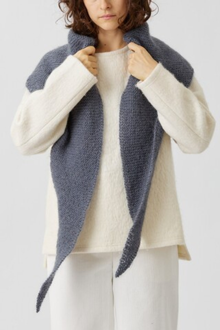 Косынка из мохера темно-серого цвета