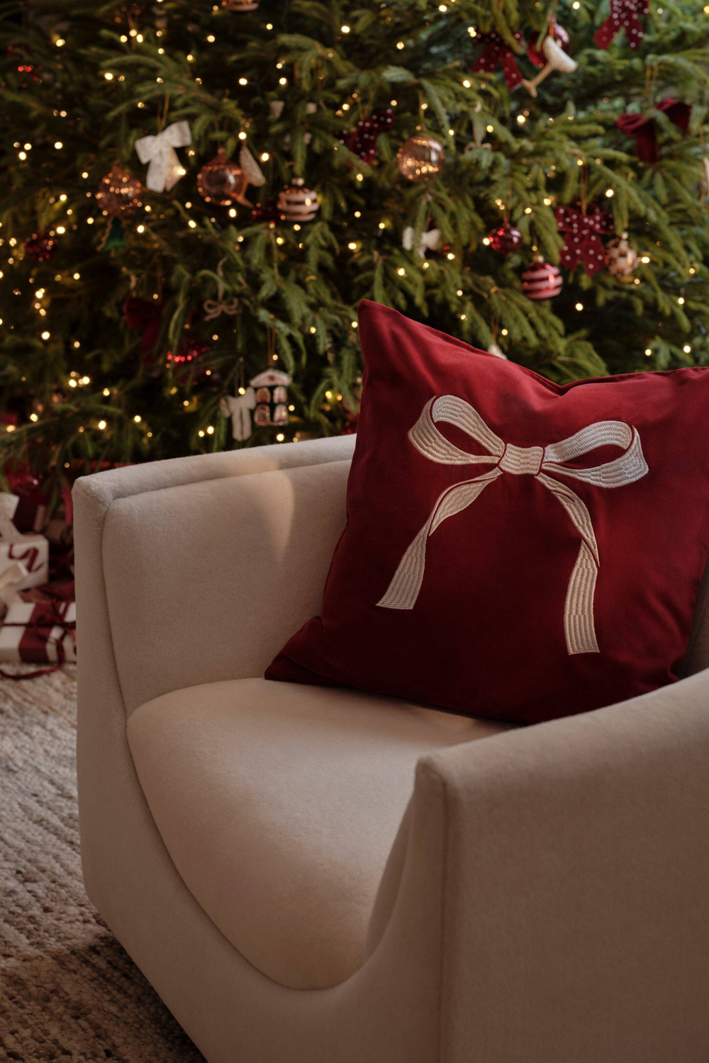 H&M HOME РОЖДЕСТВЕНСКИЙ БАРХАТНЫЙ ЧЕХОЛ НА ПОДУШКУ С ПРИНТОМ, КРАСНЫЙ