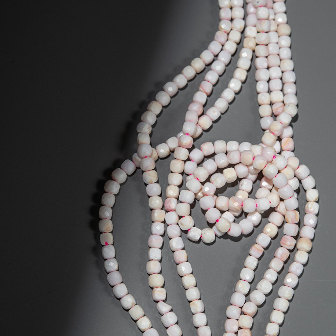 Бусины из раковины розовой королевской ракушки, куб 4,3мм, микроогранка