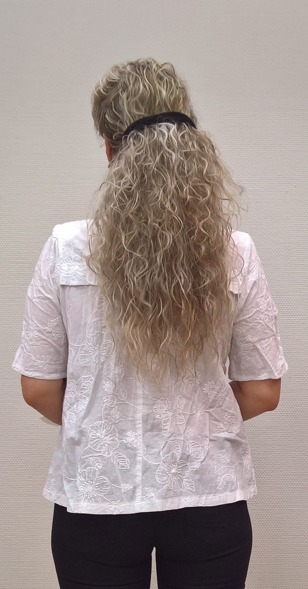 Короткий летний белый жакет с кармашками