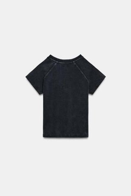 ZARA ФУТБОЛКА ИЗ ТКАНИ С ЭФФЕКТОМ ПОТЕРТОСТИ И ЗАКЛЕПКАМИ, УГОЛЬНЫЙ