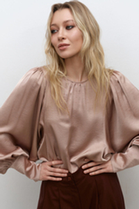 Блуза с объемными рукавами