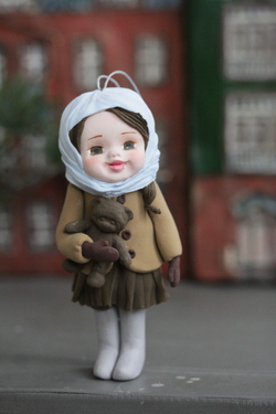 Ёлочная игрушка Девочка-пупсик в платочке с мишкой