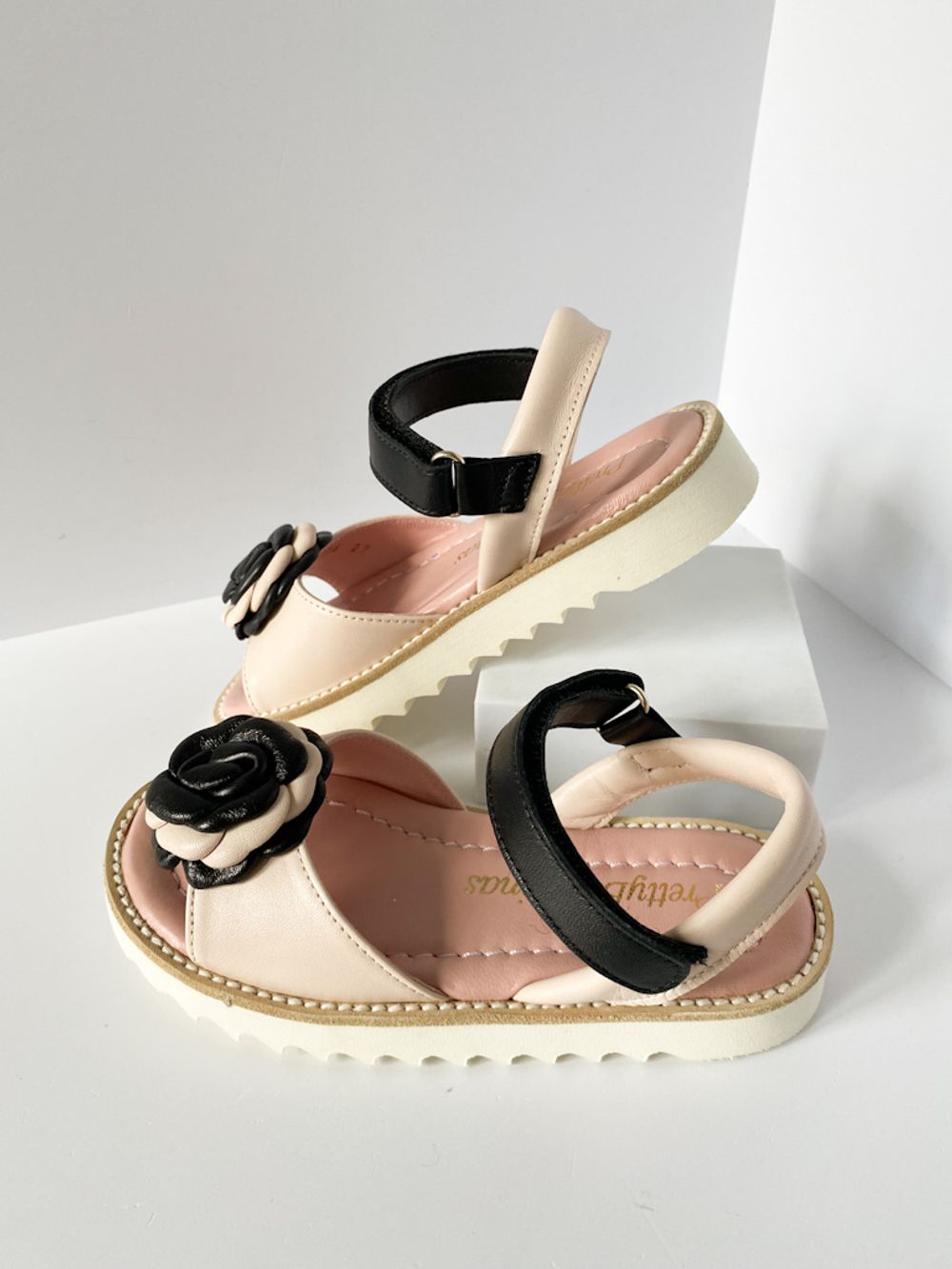 Новые кожаные сандалии Pretty Ballerinas,