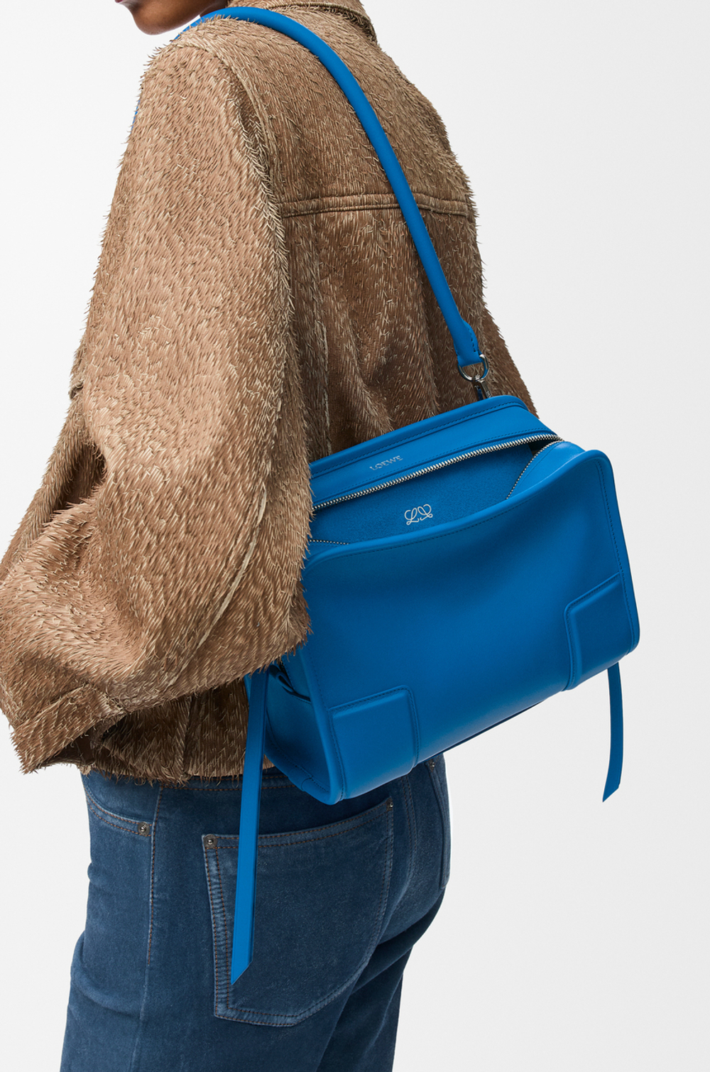 Loewe Маленькая сумка Amazona 180 из мягкой телячьей кожи, ярко-синий
