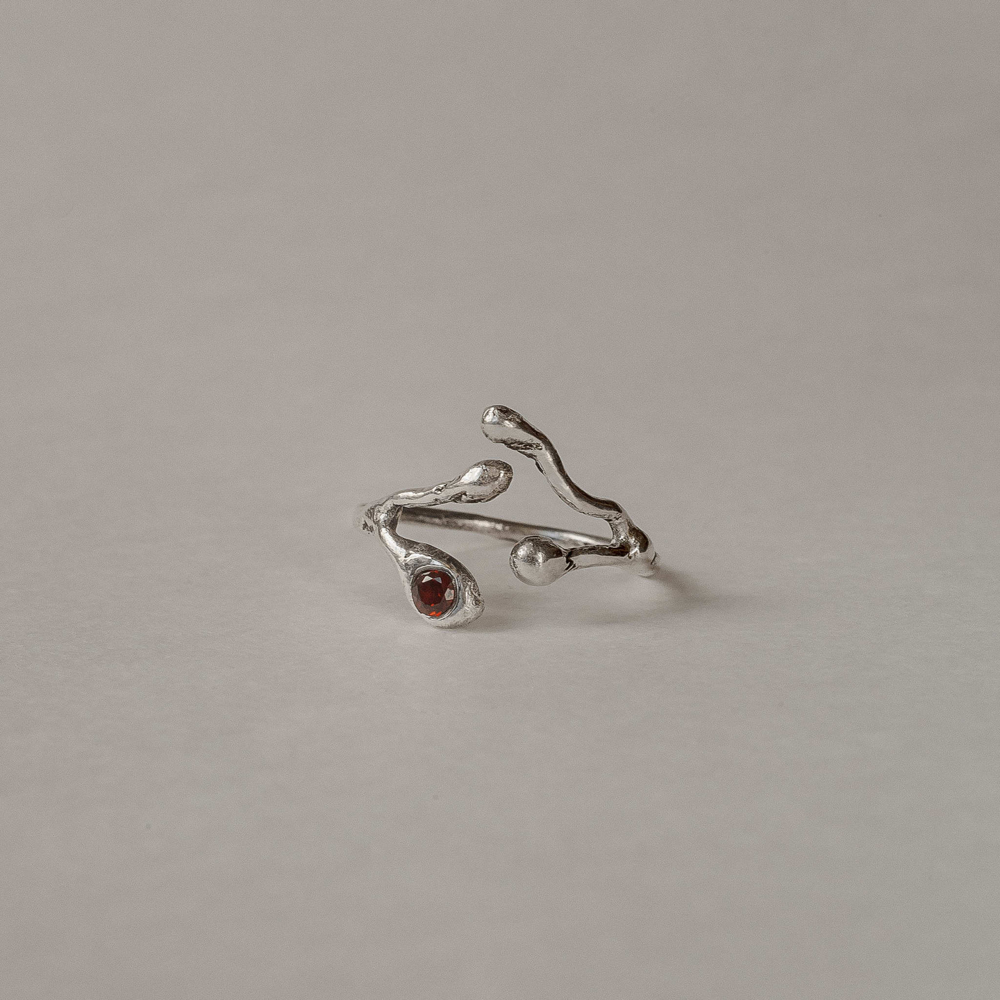 Кольцо Веточка с гранатом