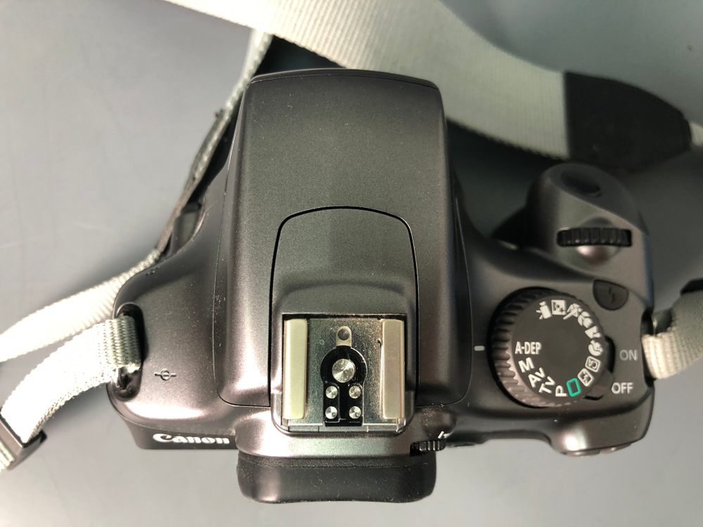 Canon 1100D Kit 18-55mm, 5140 кадров, есть царапины.